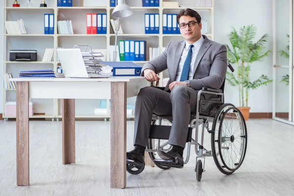 Empresario discapacitado que trabaja en la oficina —  Fotos de Stock