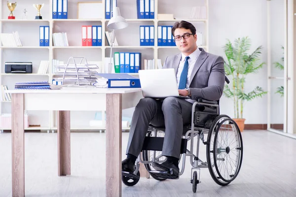 Empresário deficiente que trabalha no escritório — Fotografia de Stock