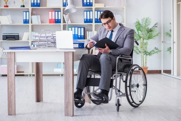 Behinderter Geschäftsmann arbeitet im Büro — Stockfoto