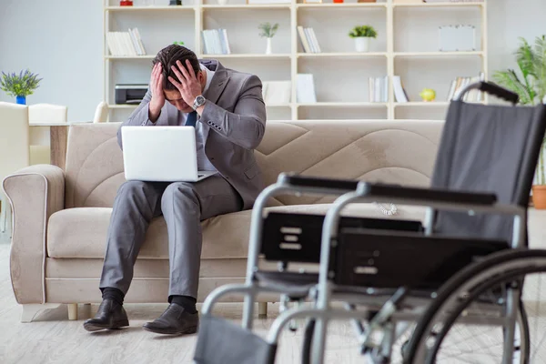 Gehandicapte zakenman op rolstoel werkt thuis — Stockfoto