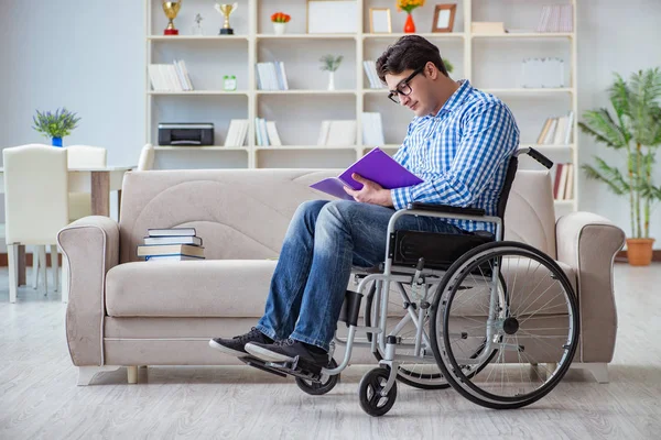 Giovane studente sulla sedia a rotelle nel concetto di disabilità — Foto Stock