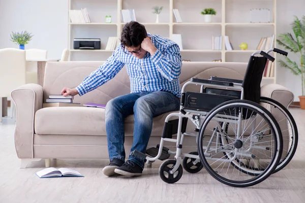 Giovane studente sulla sedia a rotelle nel concetto di disabilità — Foto Stock