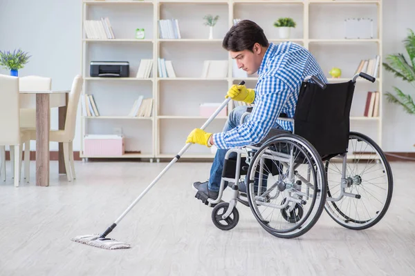 Homem com deficiência em casa de limpeza de cadeira de rodas — Fotografia de Stock