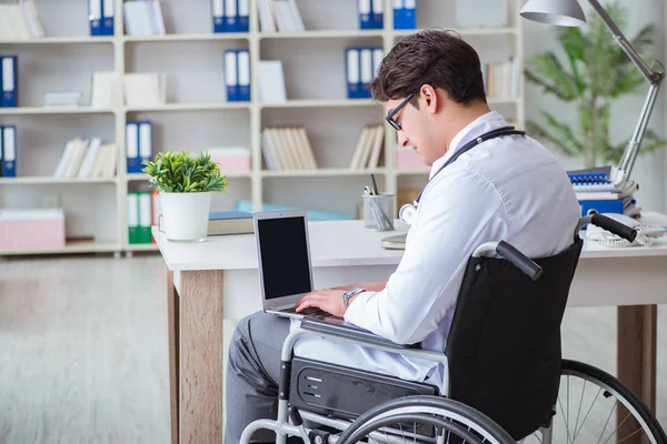 在医院工作的轮椅残疾医生 — 图库照片