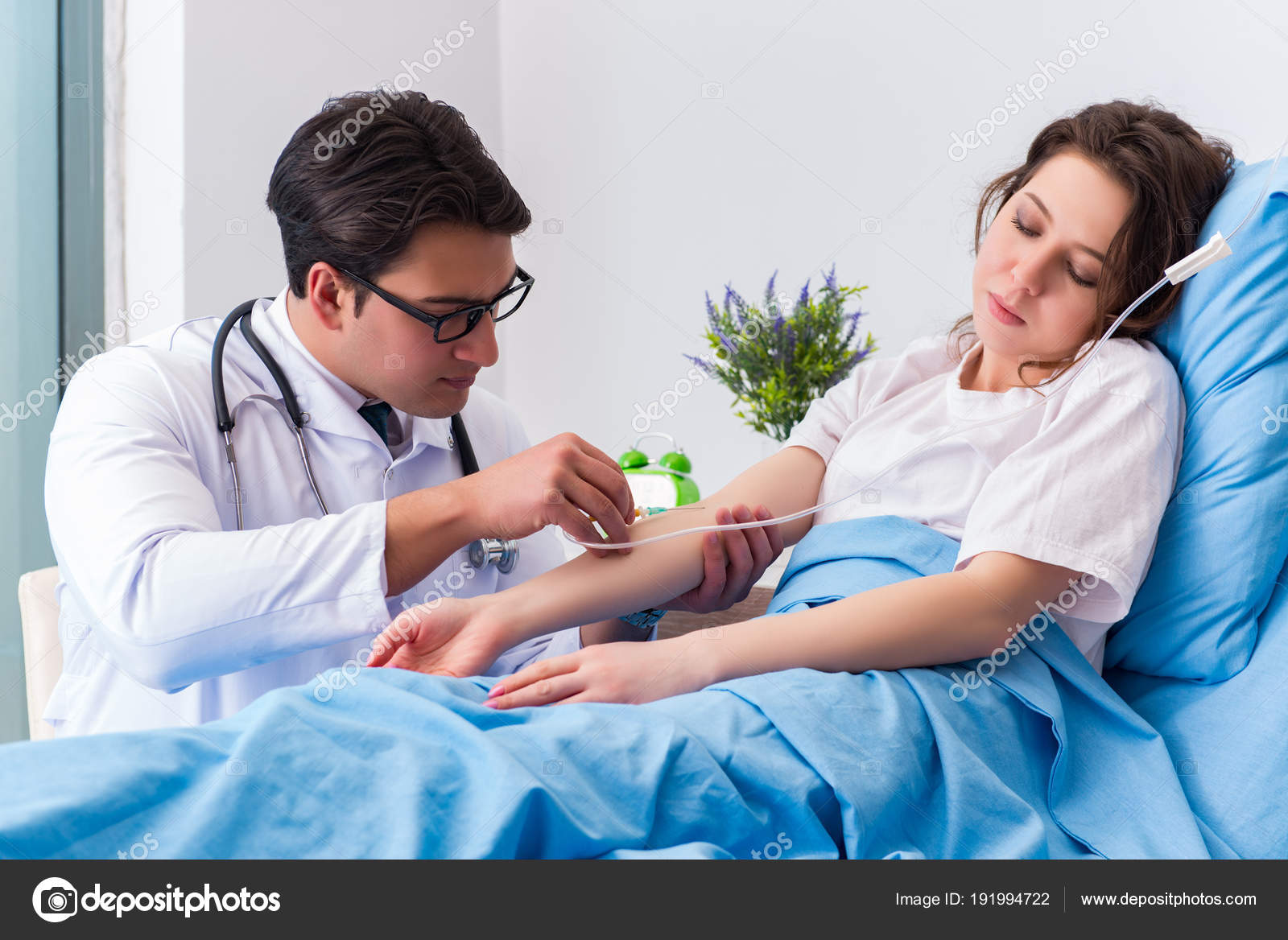 парень делает девушке уколы