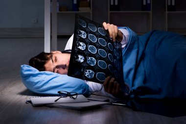 Doktor uzun saatler sonra hastanede gece vardiyasında çalışıyor.