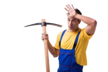 Genç adam yüklenici ile üzerine beyaz izole balta