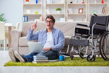 Evde okuyan genç bir öğrenci.