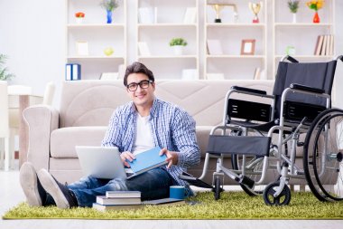 Evde okuyan genç bir öğrenci.