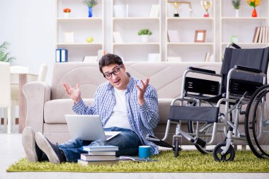 Evde okuyan genç bir öğrenci.