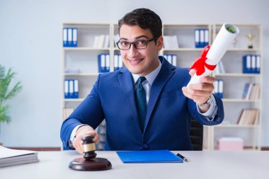 Hukuk mesleği eğitim konseptinde diploması olan katman
