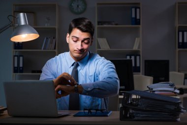 Çalışanların gece geç saatlere kadar çalışması önemli bir haberdir.