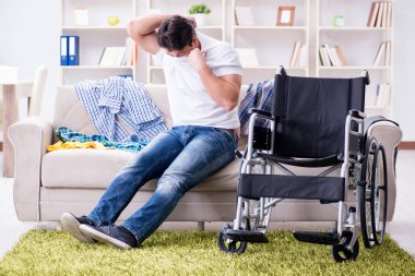 Evde iyileşen engelli adam