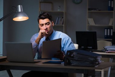 Çalışanların gece geç saatlere kadar çalışması önemli bir haberdir.