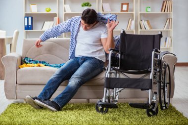 Evde iyileşen engelli adam