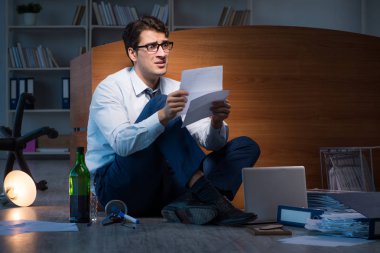 Stresli iş adamı depresyonda fazla mesai yapıyor.