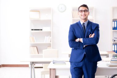 Masada çalışan yakışıklı bir işadamı.