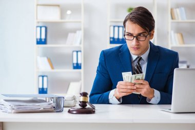 Avukat rüşvet olarak para alıyor