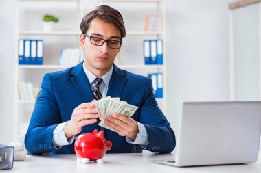 İş adamı kriz sırasındaki birikimlerini düşünüyor.