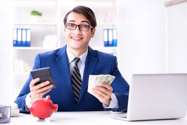 İş adamı kriz sırasındaki birikimlerini düşünüyor.