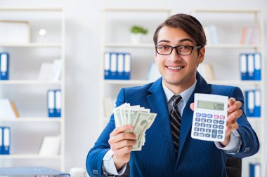 Ofiste hesap makinesiyle dolar hesaplayan muhasebeci