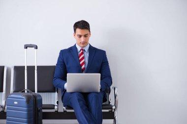 Havaalanı dinlenme odasında yolcu bekleyen adam.
