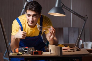 Marangozluk konseptinde tamir atölyesinde çalışan işçi