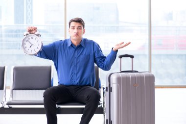 Havaalanı dinlenme odasında yolcu bekleyen adam.