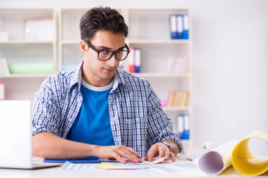 Genç tasarımcı yeni proje üzerinde çalışıyor ve renkleri seçiyor