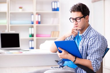 Genç tasarımcı yeni proje üzerinde çalışıyor ve renkleri seçiyor