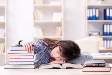 Eğitim konseptinde genç bayan öğrenci