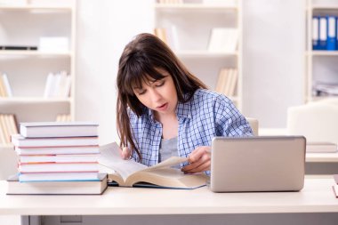 Eğitim konseptinde genç bayan öğrenci