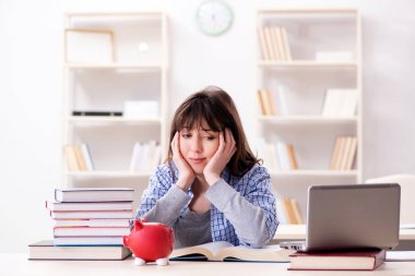 Eğitim konseptinde genç bayan öğrenci