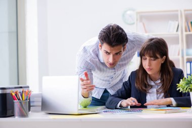 İnsanlar projenin yeni tasarımını tartışıyor