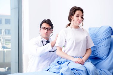 Hastanedeki hastayı ziyaret eden doktor.