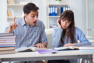 Sınıfta oturan ve okuyan öğrenciler