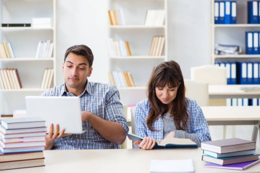 Sınıfta oturan ve okuyan öğrenciler