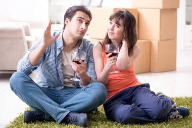 Genç aile evlilik yıldönümünü kutluyor