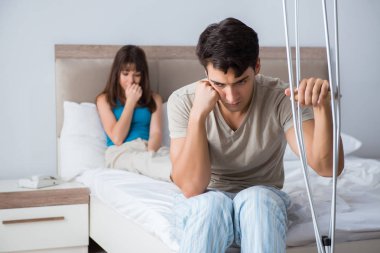 Genç eş, yaralandıktan sonra kocasını destekliyor.