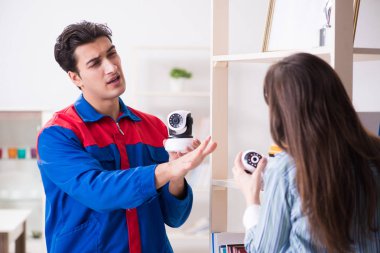 Müteahhit eve güvenlik kamerası yerleştiriyor.