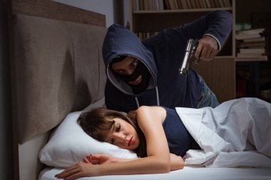 Hırsızlar gece yatak odasına girip uyuyorlar.