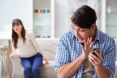 Evde birbirini aldatan bir çift.