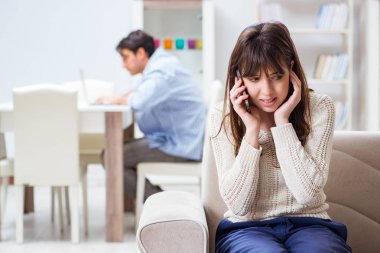 Evde birbirini aldatan bir çift.