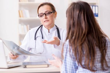 Hamile kadın düzenli kontrol için doktoru ziyaret ediyor.
