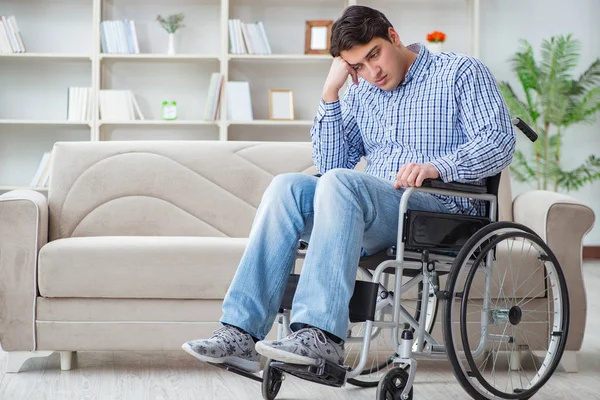 Zdravotně postižený mladý muž trpí doma — Stock fotografie
