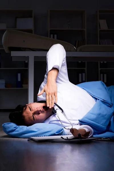 Medico di turno di notte in ospedale dopo lunghe ore — Foto Stock