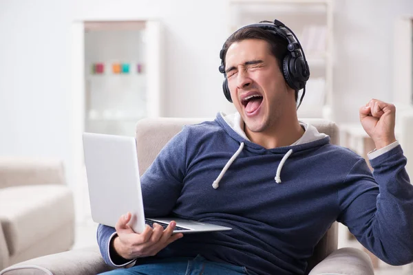 Ung stilig man lyssnar på musik med hörlurar — Stockfoto