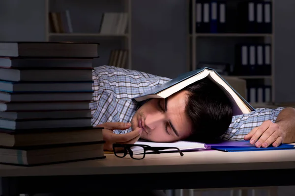 Student bereitet sich spät in der Nacht auf Prüfungen vor — Stockfoto