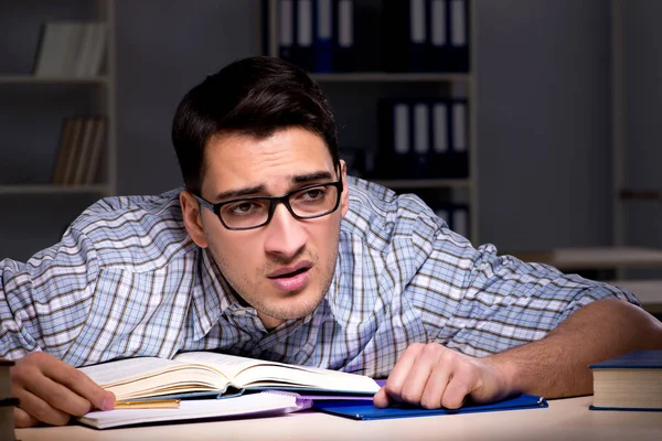 Student preparing for exams late at night — Stock Photo, Image