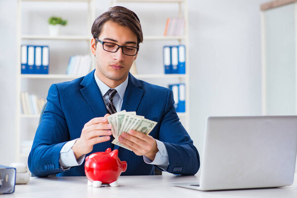 Бизнесмен думает о своих сбережениях во время кризиса